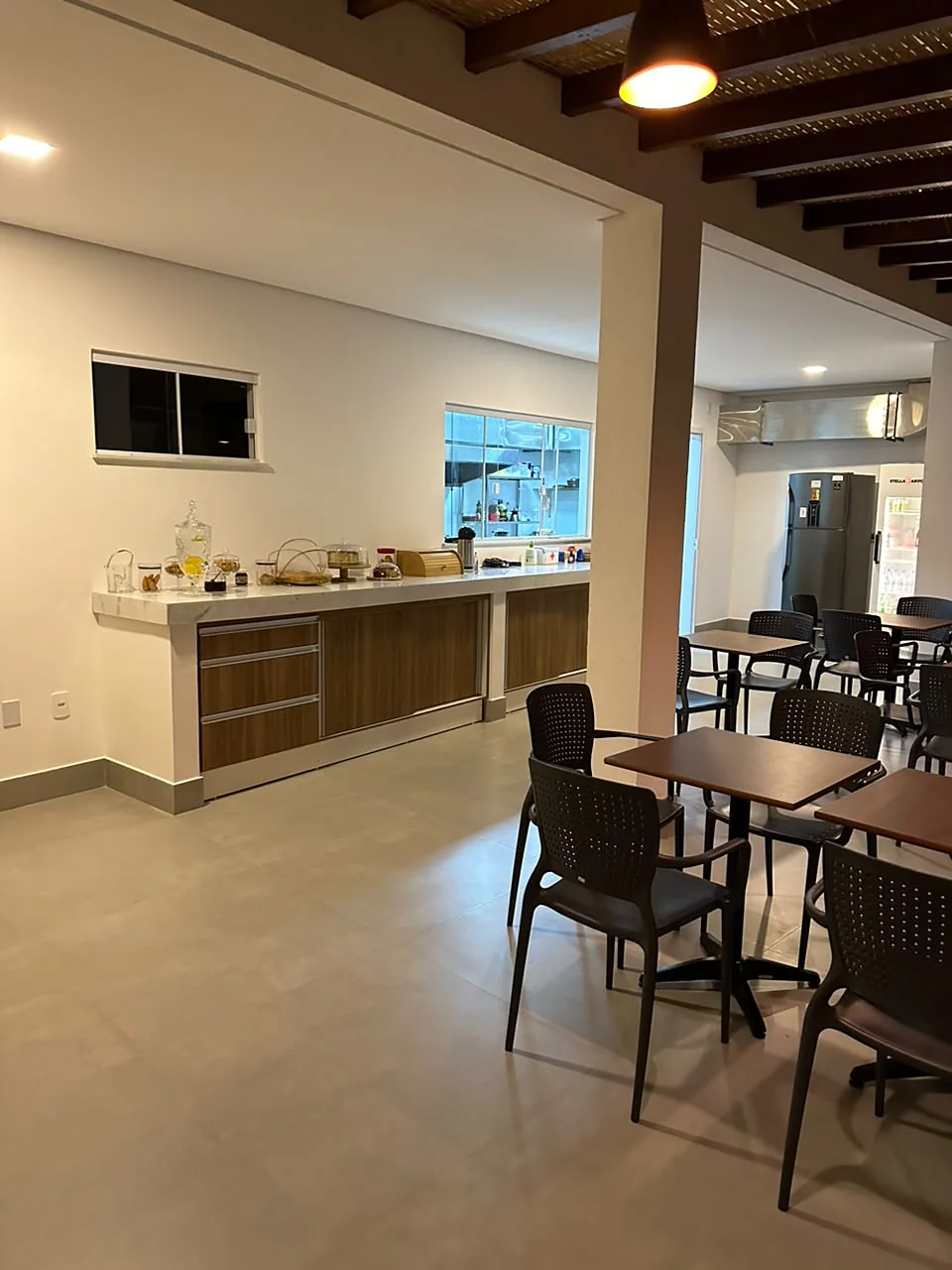 Bancada do café da manhã no salão