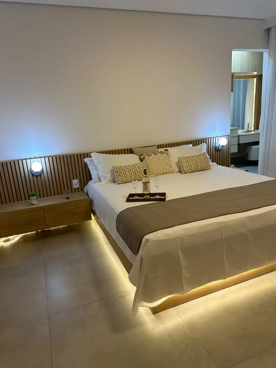 Cama flutuante com luz indireta à noite