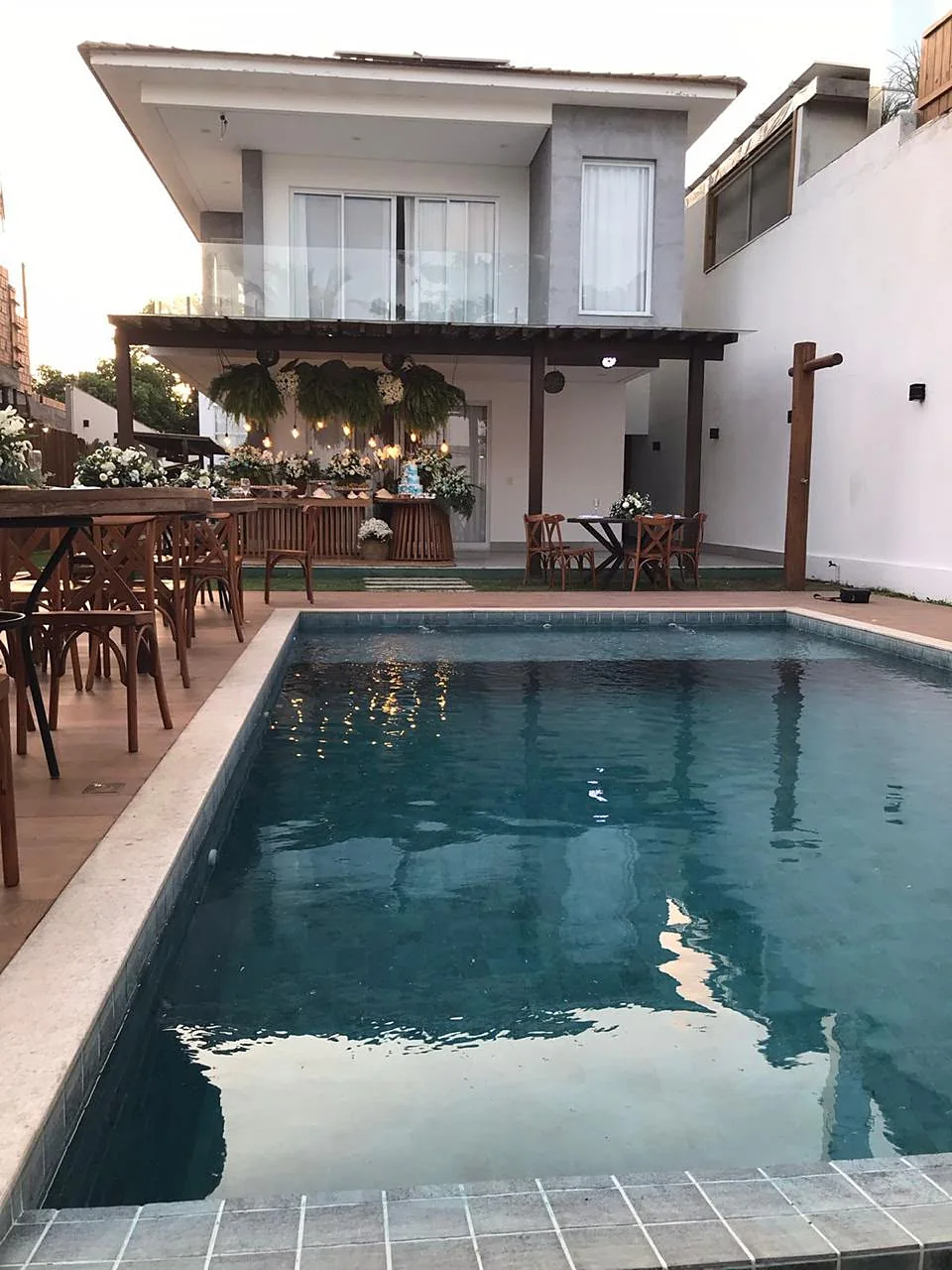 Piscina e casa do Village Someday durante o dia